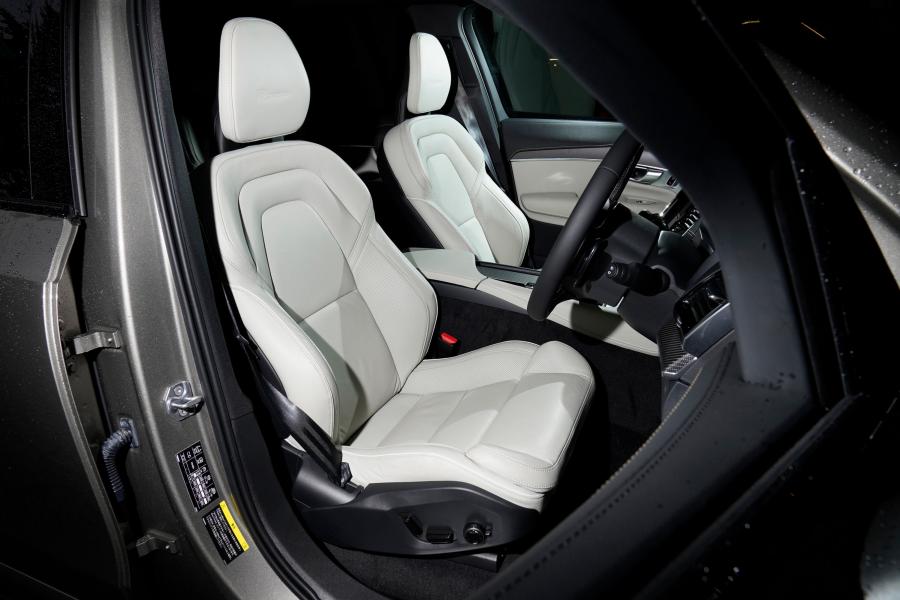 Интерьер Volvo XC90 D5 R-Design 2015 года  (JP) (фото 30 из 33)